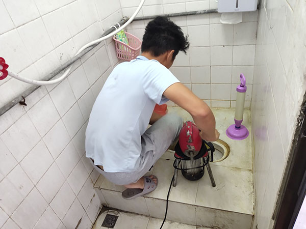 宜宾管道堵塞冒臭气 专业师傅现场解决问题