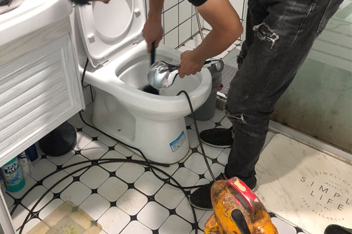 宜宾马桶堵塞自己疏通还是找师傅？专业上门服务让你省时更省心